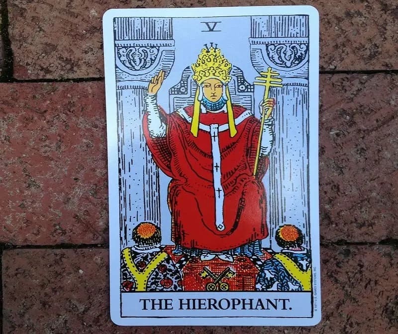 Chia sẻ ý nghĩa của lá bài Quan Tư Tế trong trải bài Tarot về tài chính