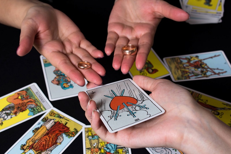 Tarot Reader là gì? Tìm hiểu vai trò của người xem bài Tarot