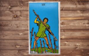 Seven of wands xuôi mang đến nguồn năng lượng tích cực, hạnh phúc