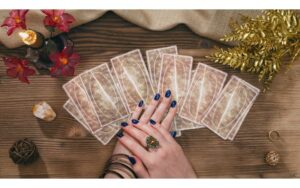 Bói tarot: ai đang yêu bạn?