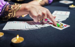 Cần chuẩn bị một tâm lý vững vàng và lạc quan khi xem bói