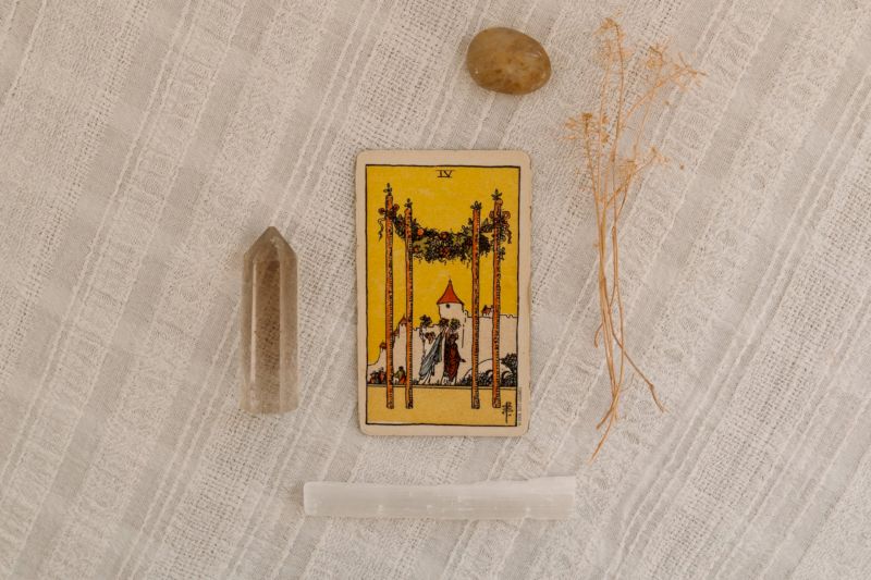 Four of wands - Biểu tượng của niềm vui, niềm hạnh phúc