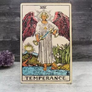 Temperance thường có hình ảnh của một thiên thần đứng bên dòng suối