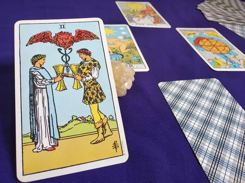 Tìm hiểu ý nghĩa chung của lá bài Two of Cups trong Tarot