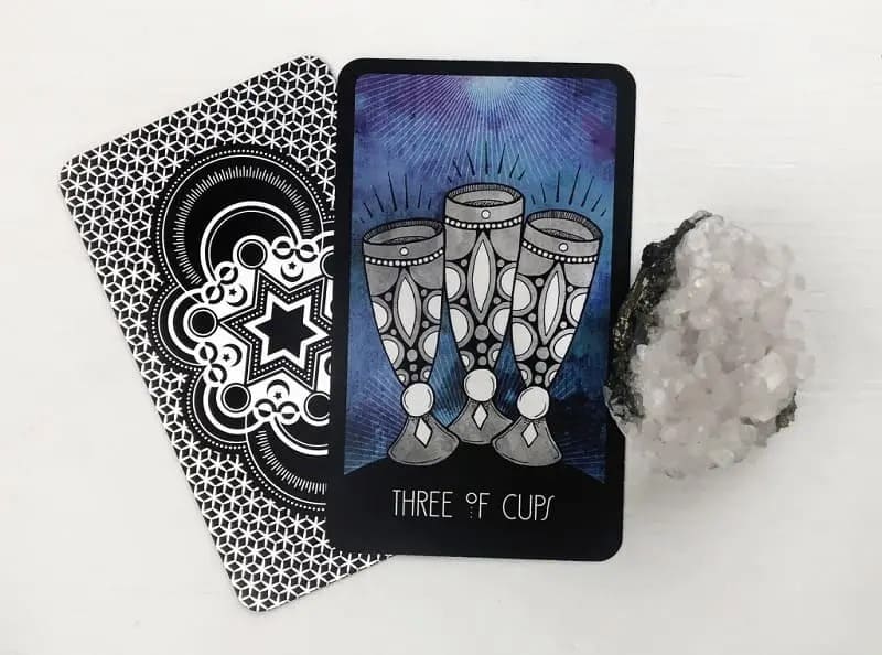 Lá bài Three of Cups – Ý nghĩa của tình bạn và niềm vui